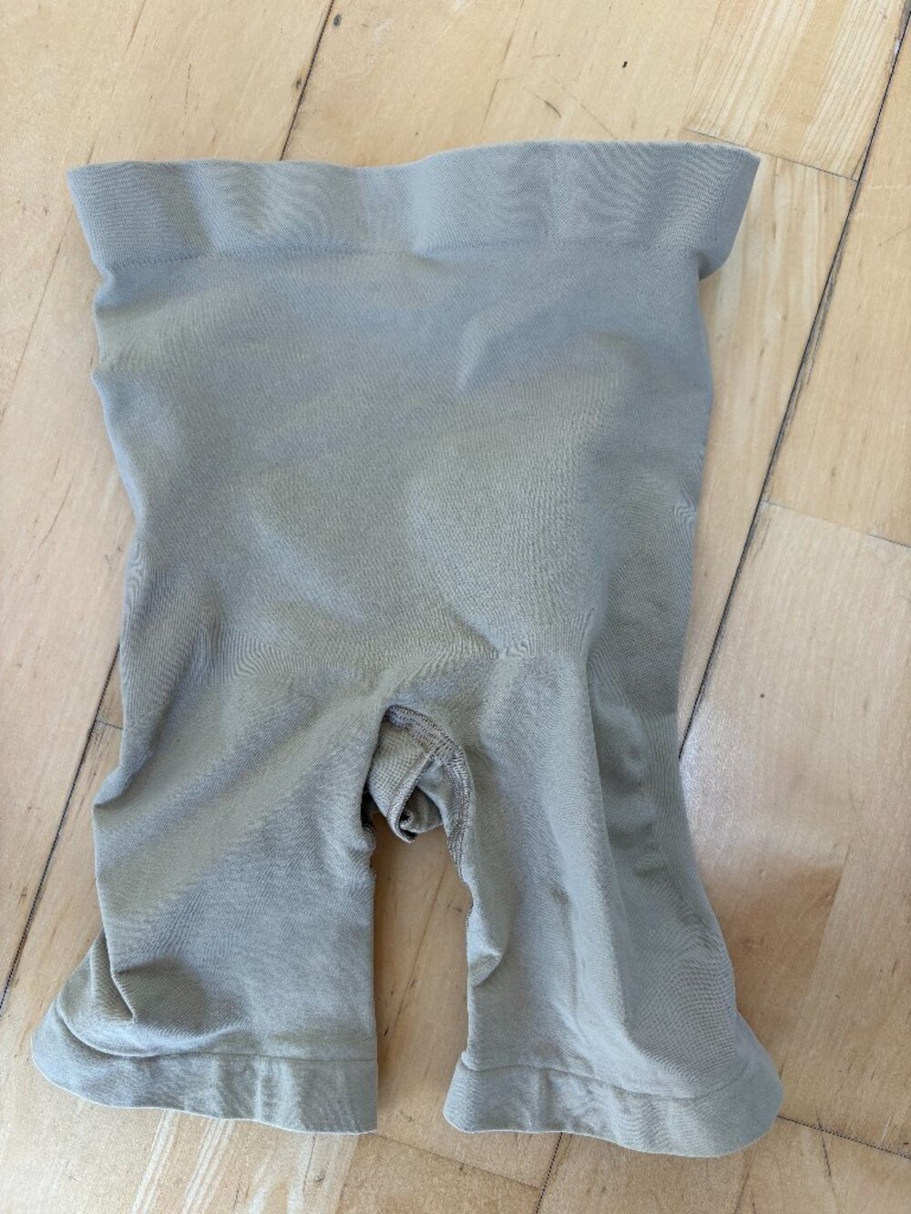 SKIMS Seamless Sculpt Mid Thigh Shaping Shorts size M